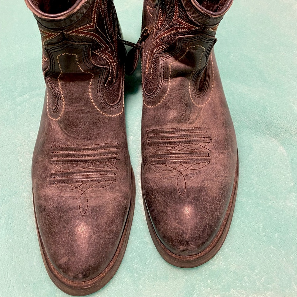 Women’s Ariat ankle high cowboy boots